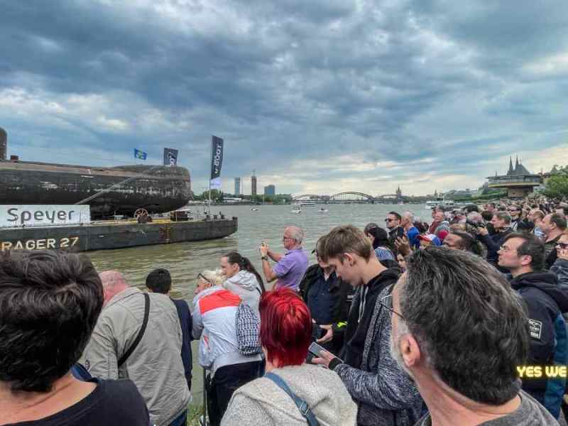 SCHAU MAL BILDER – Hier kommt das U-Boot an der Bastei in Köln an