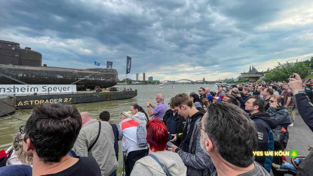 SCHAU MAL BILDER – Hier kommt das U-Boot an der Bastei in Köln an