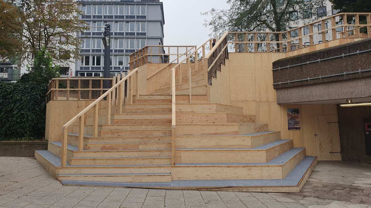 MEHR SICHERHEIT, WENIGER DEALER? – Der Ebertplatz hat jetzt eine Holztreppe