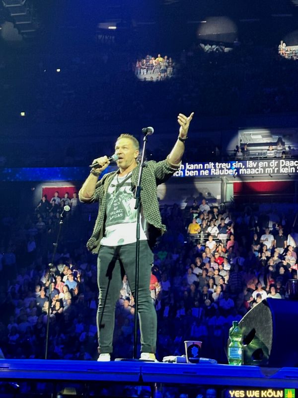 Köle singt in der Kölnarena, mit Björn Heuser, Klüngelköpp, BAP Wolfgang Niedecken