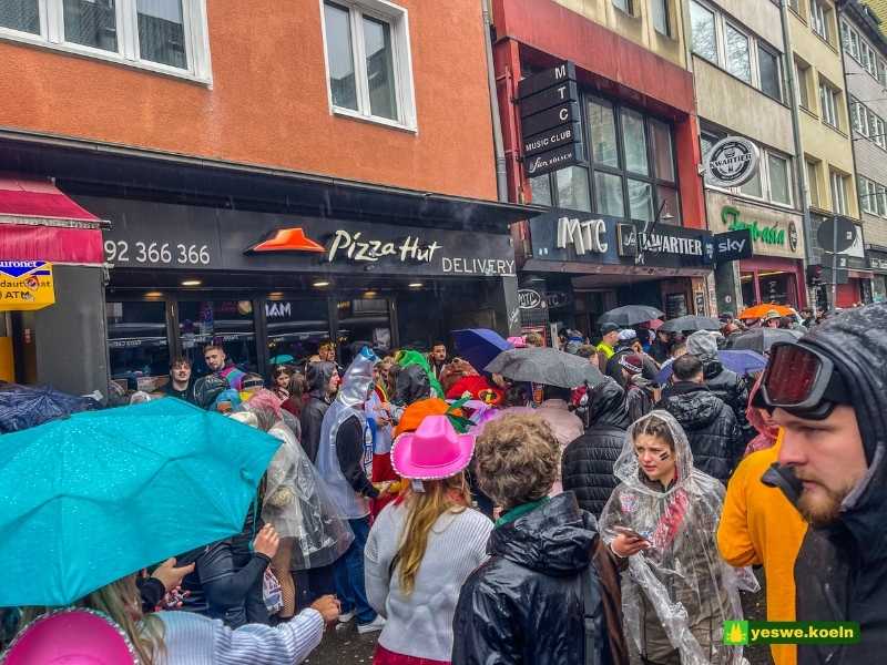 Zülpicher Straße Karneval Regen Weiberfastnacht