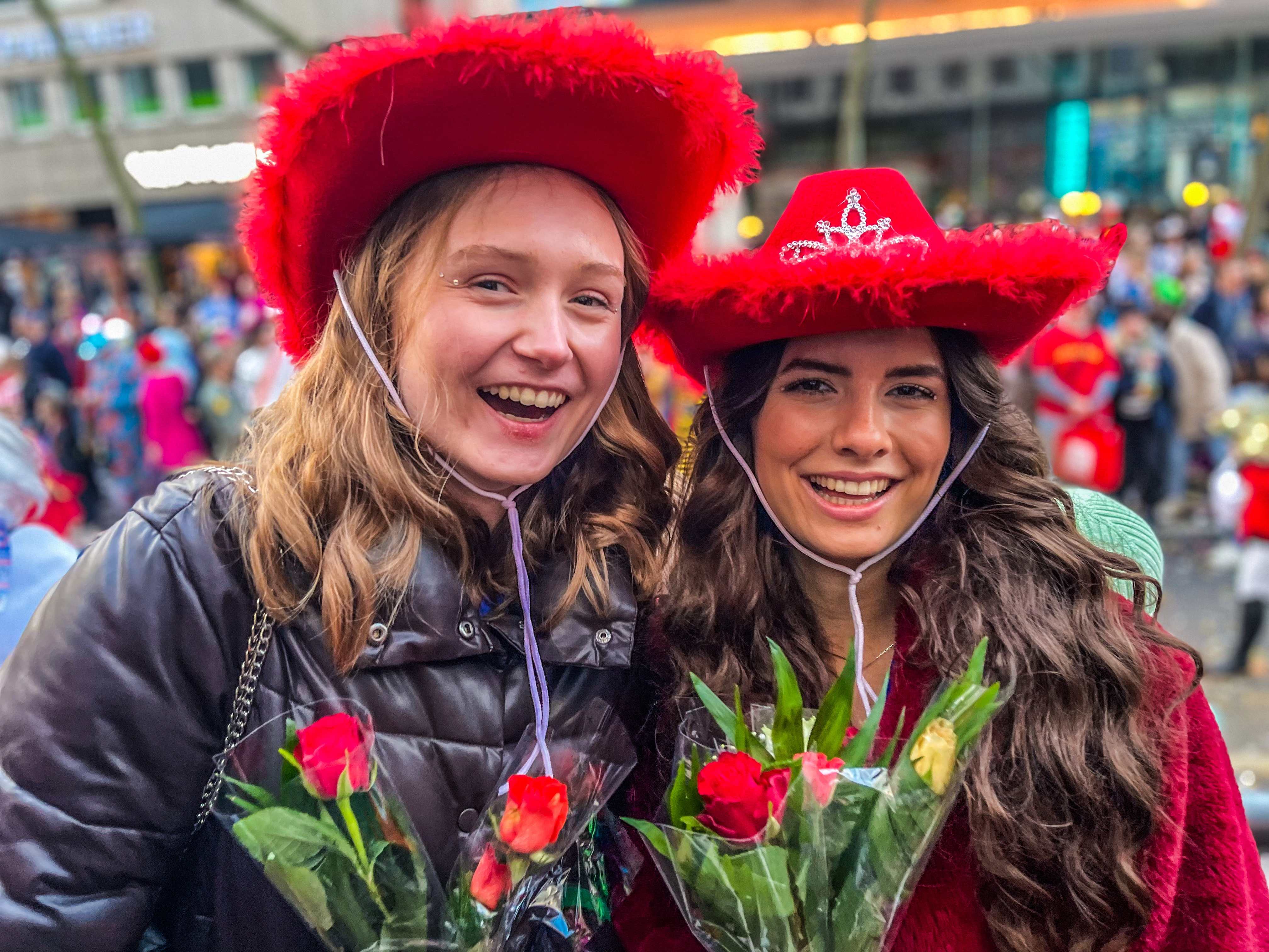 Für euch unterwegs an Rosenmontag: Die yeswe.koeln-Reporterinnen Jil und Johanna – ALAAF!