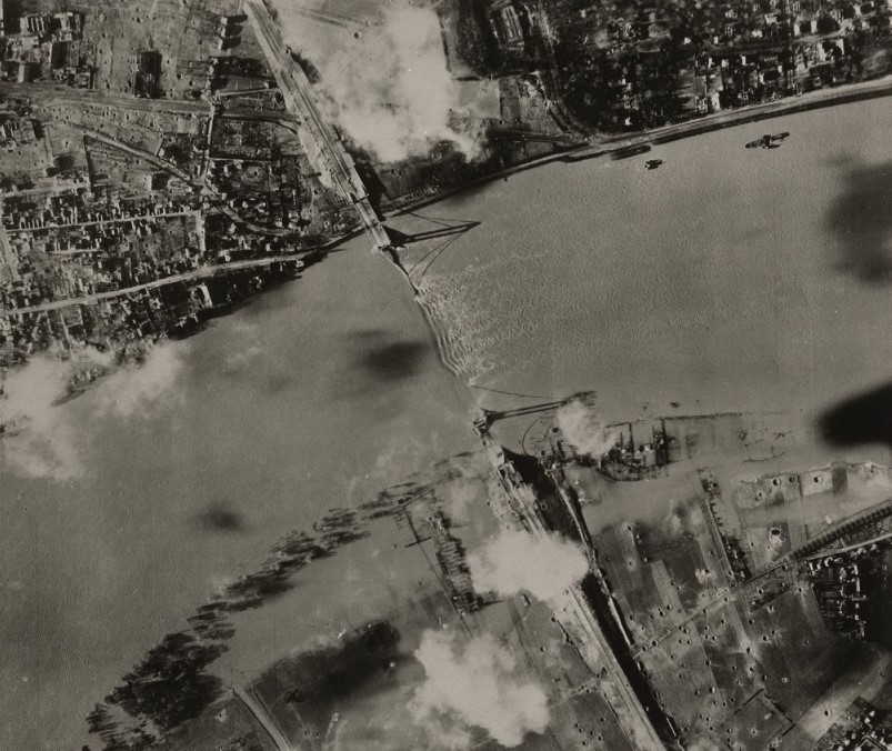 National Archive/Donald E. Campbell (HAStK 7354 - Zeitgeschichtliche Sammlung Bild Fo 4/3441)Zerstörte Rodenkirchner Brücke nach Bombenangriff 1945