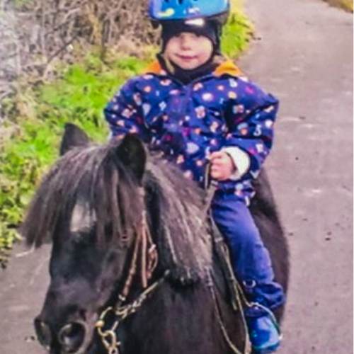 Vanessa (hier 3) auf Pony Pedro, ein Geschenk von ihrem Opa