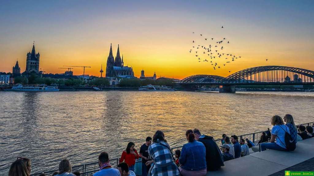 rheinboulevard mit sonnenuntergang in köln