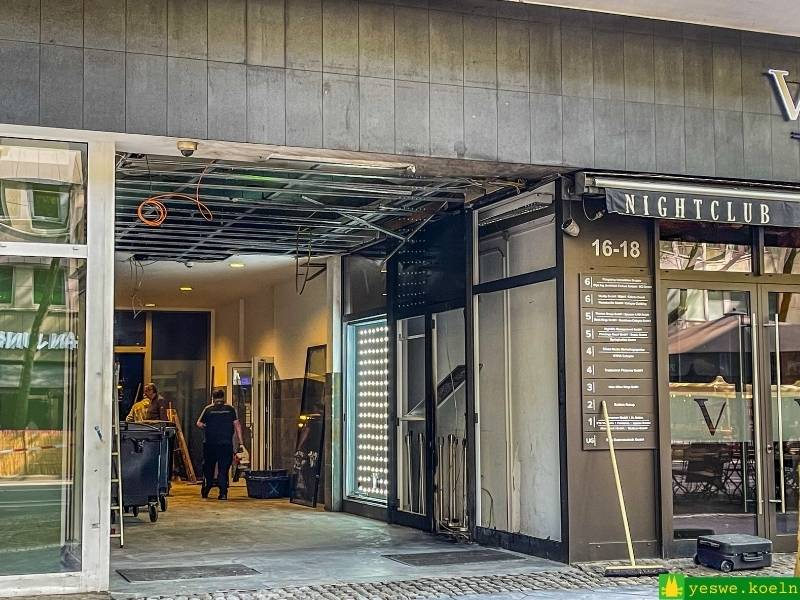 Scheiben zersplittert, Deckenverkleidung zerstört: die Passage vor dem Vanity nach der Explosion