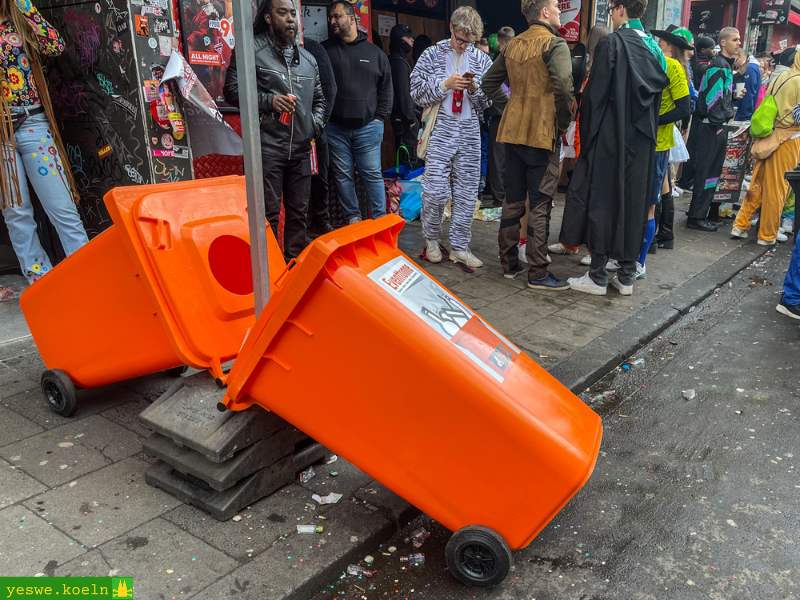 750 Event-Tonnen in Orange sollen für mehr Ordnung in der Stadt sorgen. Die sind übrigens mit Kabelbinder angebunden