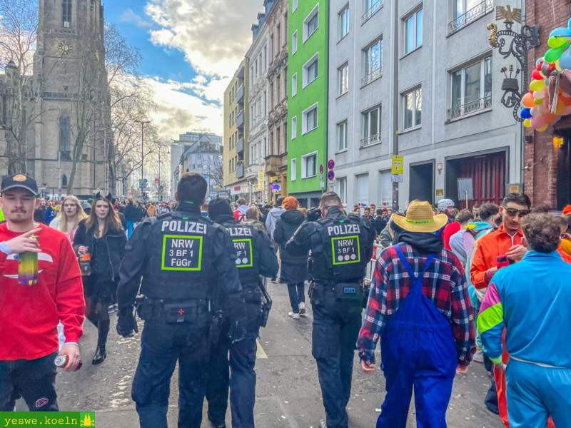 Dezent präsent: Überall sieht man kleine Gruppen von Polizisten unter den Feiernden