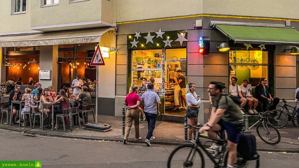 Ein Kiosk am Brüsseler Platz tagsüber