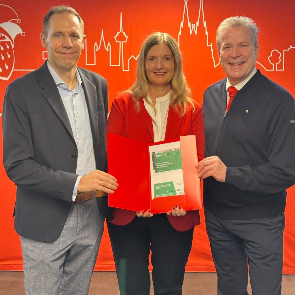 Dr. Dennis Utzerath, Prof. Dr. Silke Schönert und Christoph Kuckelkorn (v.l.n.r.) werden. Foto: RH Köln/Carsten Jezewski)