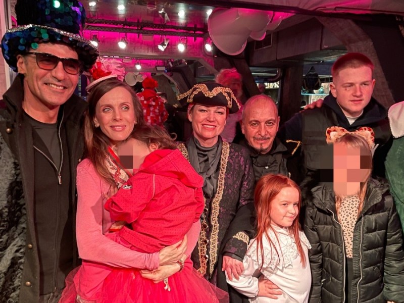 Erkannt? Hier feiern zwei Schauspielstars mit ihren Pänz