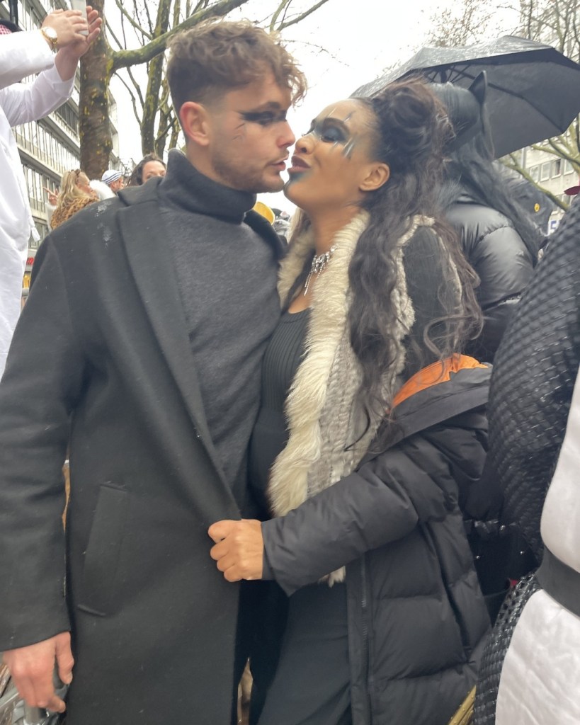 Sarah Joelle Jahnel und Freund Harry an Rosenmontag in Köln