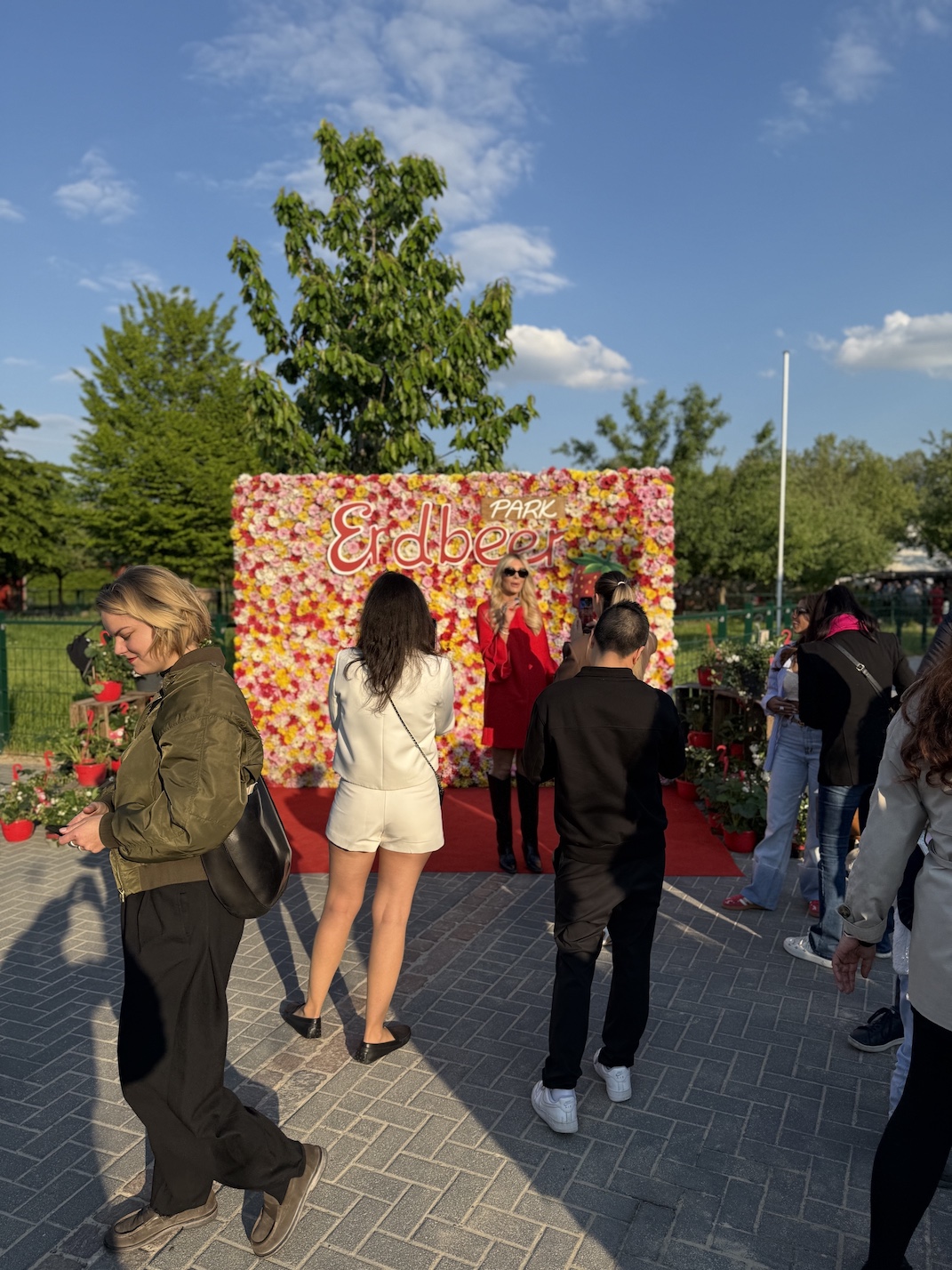 Strawberry Night 2026 im Erdbeerpark Gertrudenhof in Huerth: Auf Einladung von Zukunftsbauer Peter Zens feierten 300 Gäste aus Show, Wirtschaft, Politik und Nachhaltigkeit den Auftakt in die Erdbeersaison.
