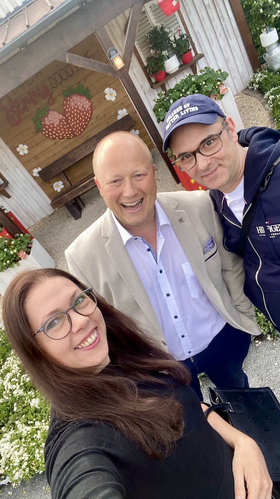 Strawberry Night 2026 im Erdbeerpark Gertrudenhof in Huerth: Auf Einladung von Zukunftsbauer Peter Zens feierten 300 Gäste aus Show, Wirtschaft, Politik und Nachhaltigkeit den Auftakt in die Erdbeersaison.