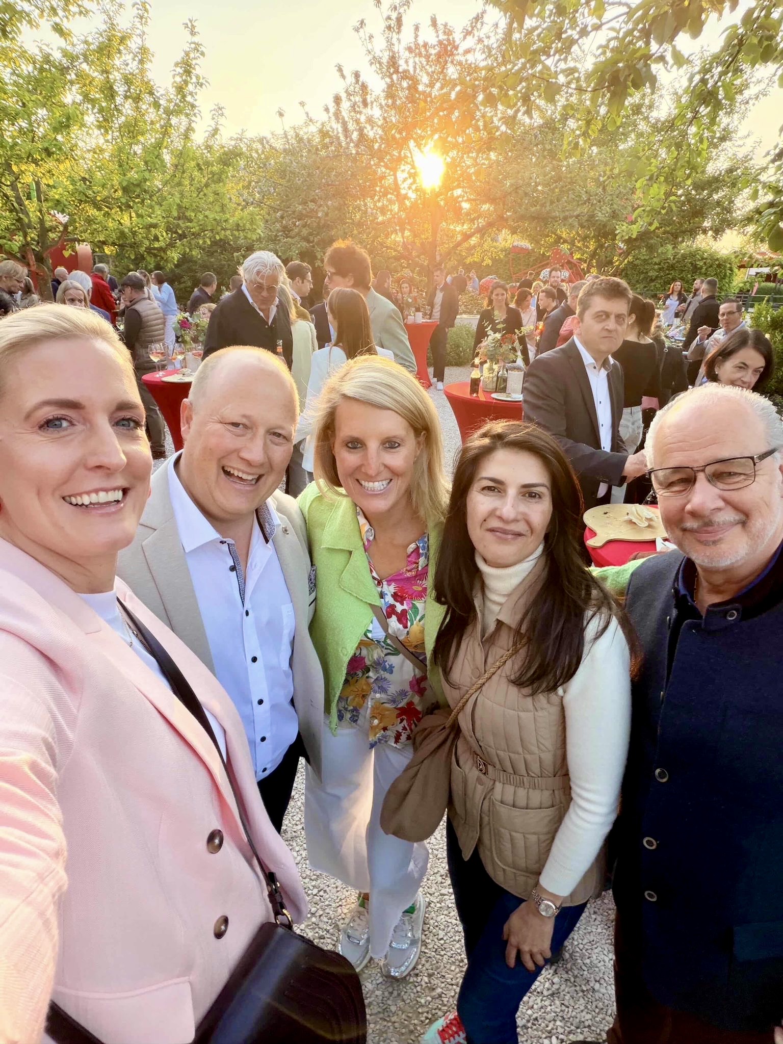 Strawberry Night 2026 im Erdbeerpark Gertrudenhof in Huerth: Auf Einladung von Zukunftsbauer Peter Zens feierten 300 Gäste aus Show, Wirtschaft, Politik und Nachhaltigkeit den Auftakt in die Erdbeersaison.